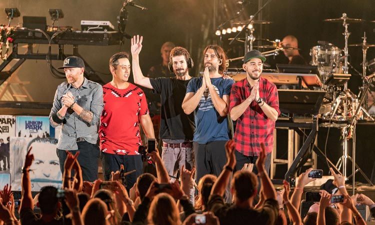 ชม Linkin Park เล่นเพลง In The End พร้อมให้คนดูร่วมกันร้อง ในคอนเสิร์ตรำลึกถึง Chester