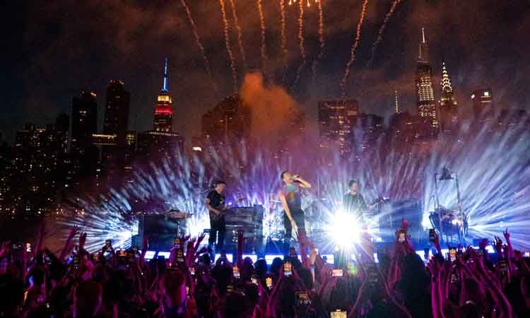 Coldplay ขึ้นโชว์คอนเสิร์ตฉลองวันชาติอเมริกาท่ามกลางแฟนเพลง 8 พันคน